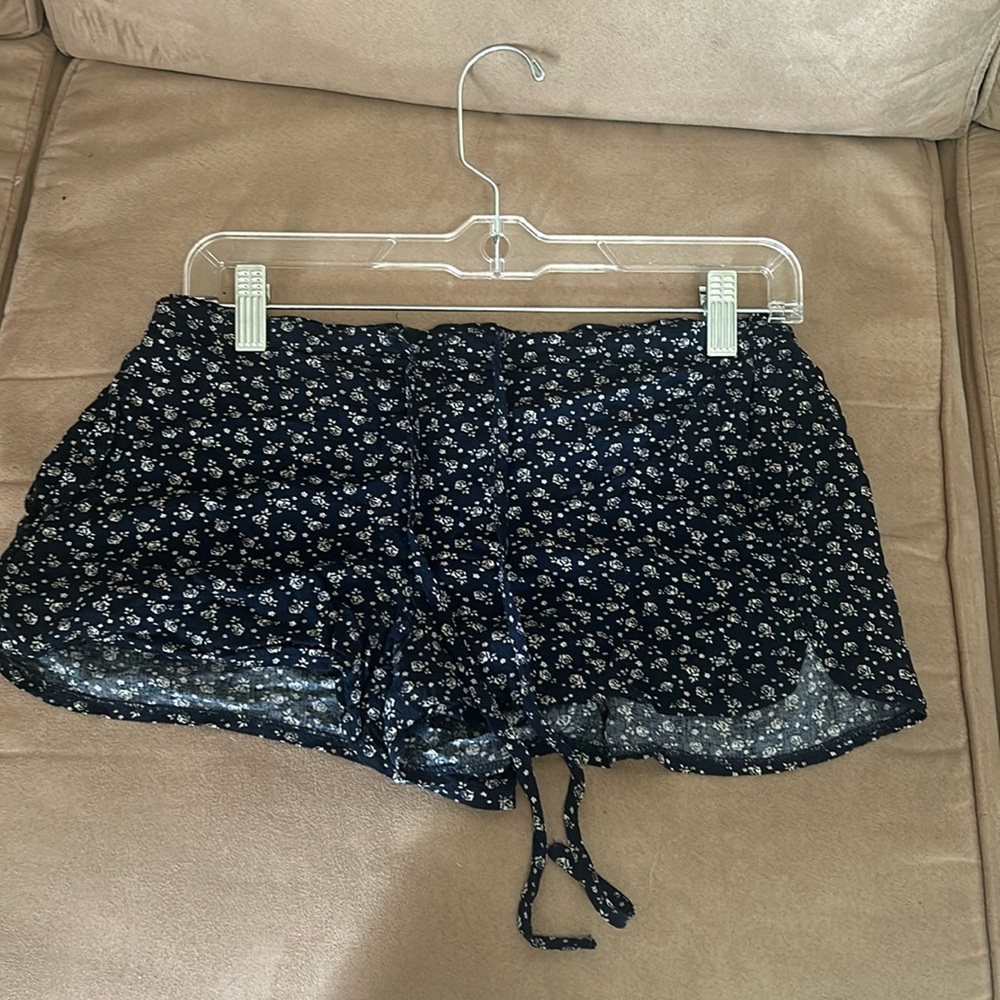 Brandy Melville flowy floral shorts in great condition.